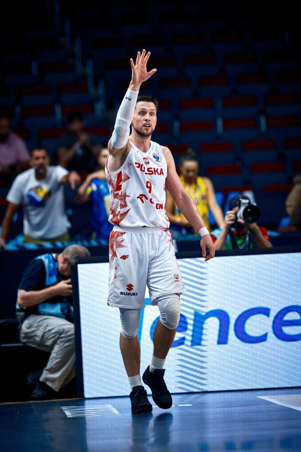 上篮与勾手, 罗伯森再中, 摔倒受伤被 上篮与勾手, 罗伯森再中, 摔倒受伤被